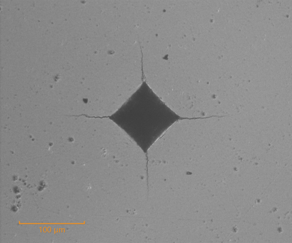 如圖所示，理想的裂紋輪廓有一個(gè)裂紋從每個(gè)尖角處延伸